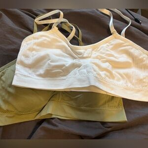 2 pack: basic white and green lounge bra